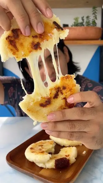 Retail 7 Chico comiendo arepa de queso