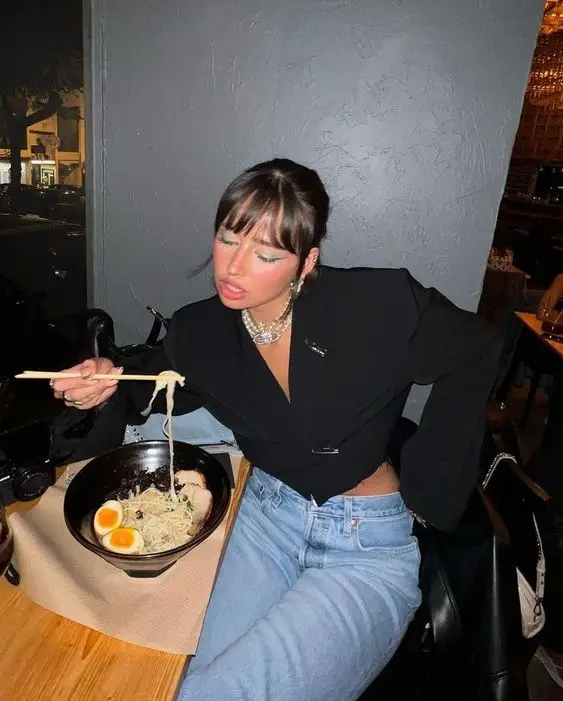 Chica de pinterest comiendo un Udon