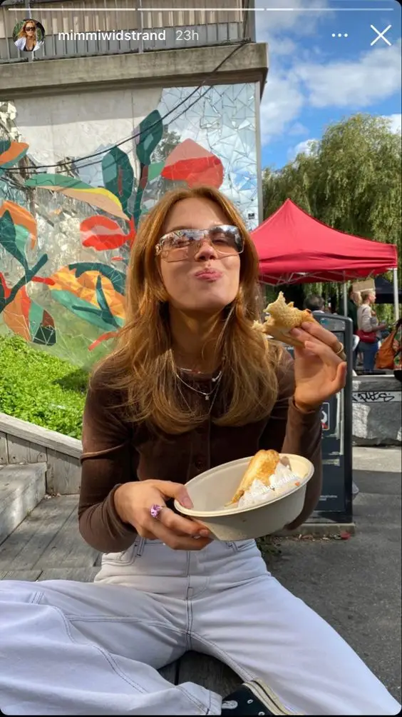 Retail 3 Chica de pinterest comiendo