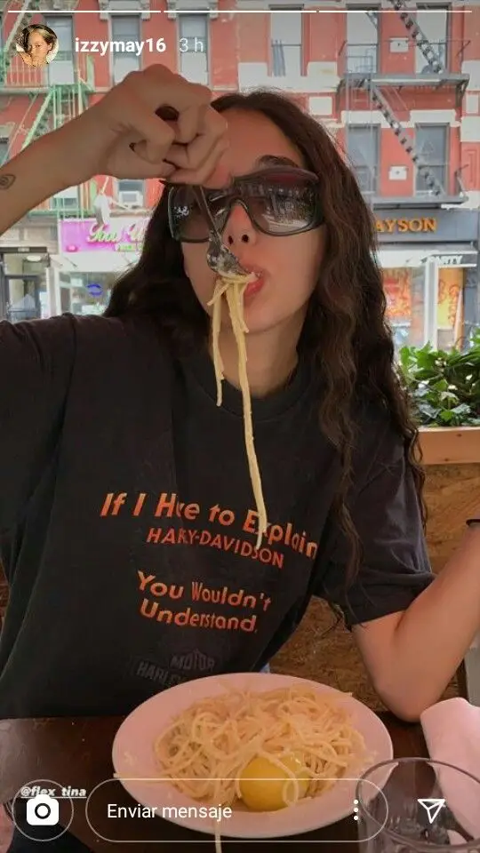 Chica de pinterest comiendo pasta