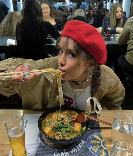 Chica de pinterest comiendo ramen