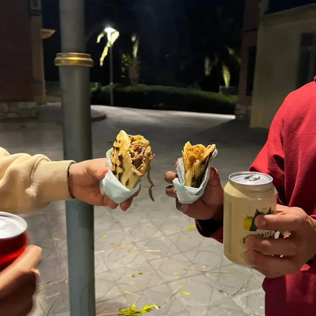 Retail 6 Amigos compartiendo una comida de Estrella Sabanera. Comiendo cada uno una Arepa con relleno distontos como Reina Pepiada, de Pollo o Carne Mechada.