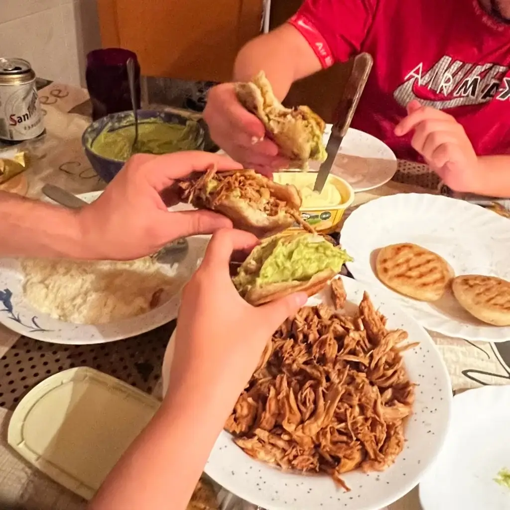 Retail 4 Founders de Estrella Sabanera comiendo Arepas por primera vez juntos