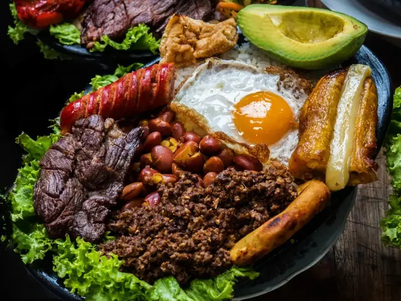 Bandeja Paisa. Cocina Colombiana. Comida popular de Colombia.