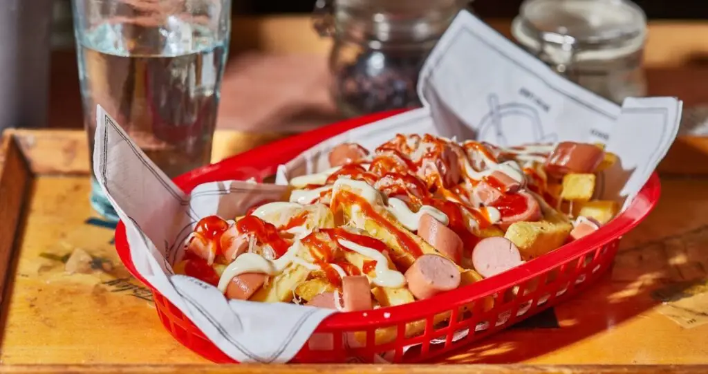 Recepta per preparar una salachipapa. La Salchipapa. Peru.