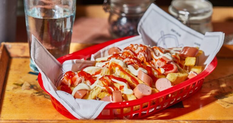 Receta para preparar una Salachipapa. La Salchipapa. Peru.