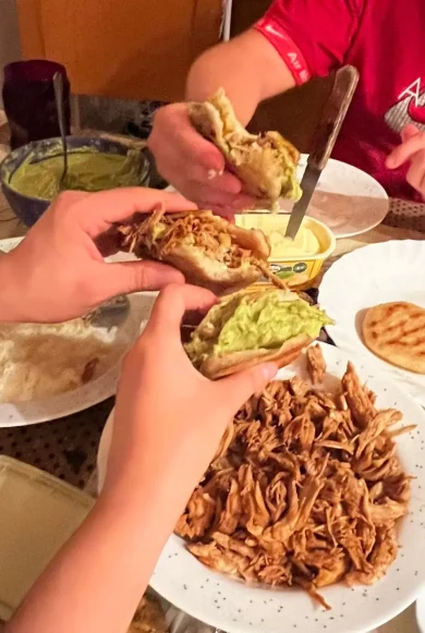 Founders de Estrella Sabanera comiendo Arepas por primera vez juntos