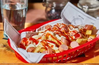 Recepta per preparar una salachipapa. La Salchipapa. Peru.